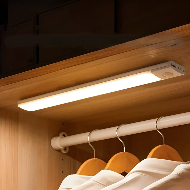 | Ładowalna lampa LED z innowacyjnym czujnikiem ruchu