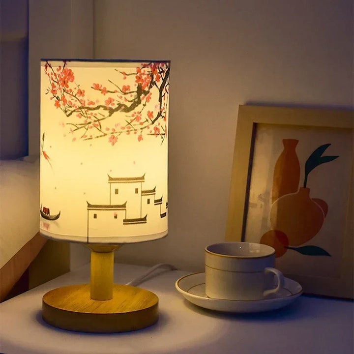 Ściemnialna lampka nocna LED z materiałowym kloszem w wzór kwitnącej śliwy – Idealna lampka nocna do sypialni