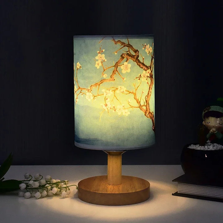 Ściemnialna lampka nocna LED z materiałowym kloszem w wzór kwitnącej śliwy – Idealna lampka nocna do sypialni