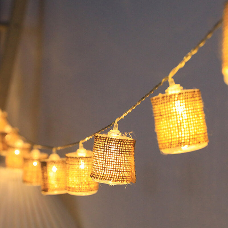 Lampa sznurkowa z lnianymi lampionami