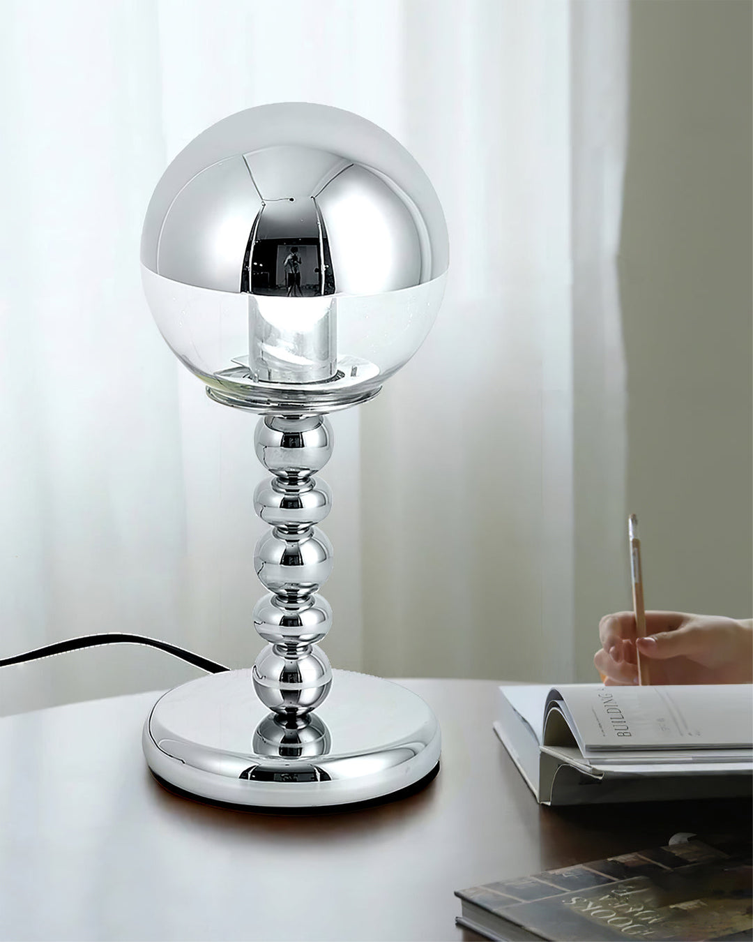 MirrorGlow – Minimalistyczna Lampa Stołowa w Chromie