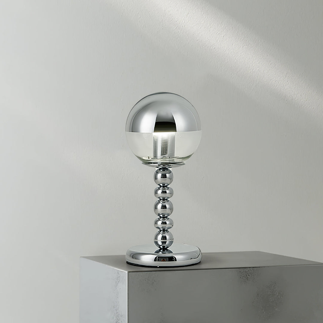 MirrorGlow – Minimalistyczna Lampa Stołowa w Chromie