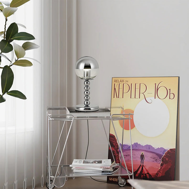 MirrorGlow – Minimalistyczna Lampa Stołowa w Chromie