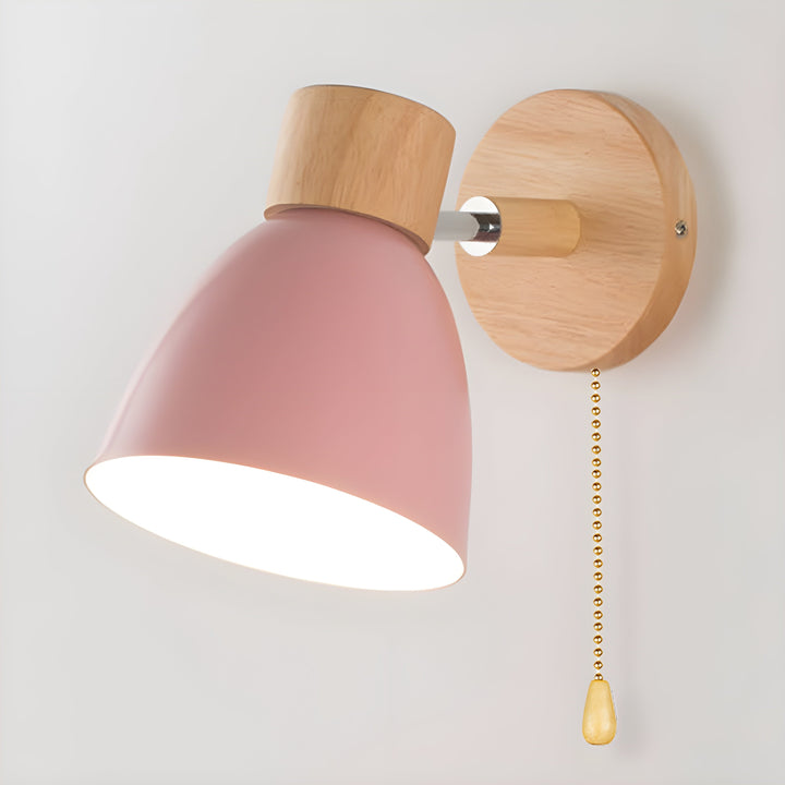 Drewniana nordycka lampa ścienna z włącznikiem do sypialni
