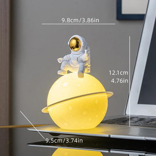 Rzeźba Astronauty AstroLume z Planetą i Nocnym Światłem | Nowoczesny Element Dekoracyjny | Przyjazny dla Środowiska PVC i ABS | 9.8 x 12.1 cm