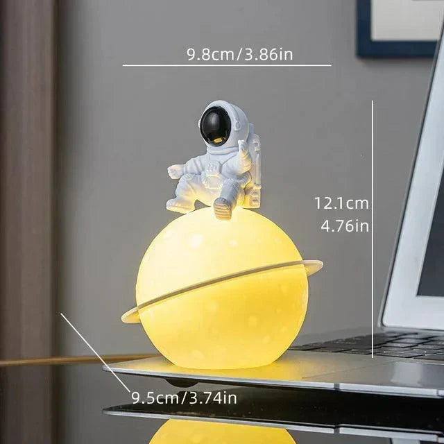 Rzeźba Astronauty AstroLume z Planetą i Nocnym Światłem | Nowoczesny Element Dekoracyjny | Przyjazny dla Środowiska PVC i ABS | 9.8 x 12.1 cm