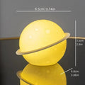 Rzeźba Astronauty AstroLume z Planetą i Nocnym Światłem | Nowoczesny Element Dekoracyjny | Przyjazny dla Środowiska PVC i ABS | 9.8 x 12.1 cm