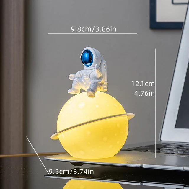 Rzeźba Astronauty AstroLume z Planetą i Nocnym Światłem | Nowoczesny Element Dekoracyjny | Przyjazny dla Środowiska PVC i ABS | 9.8 x 12.1 cm