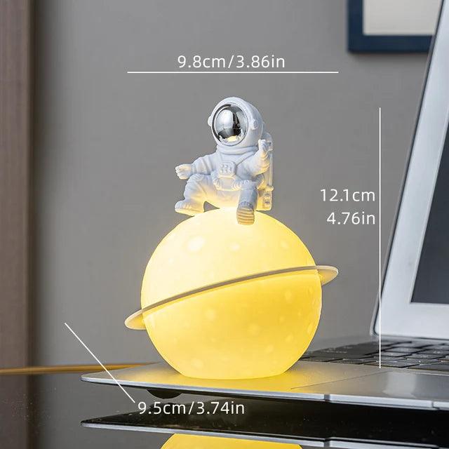 Rzeźba Astronauty AstroLume z Planetą i Nocnym Światłem | Nowoczesny Element Dekoracyjny | Przyjazny dla Środowiska PVC i ABS | 9.8 x 12.1 cm