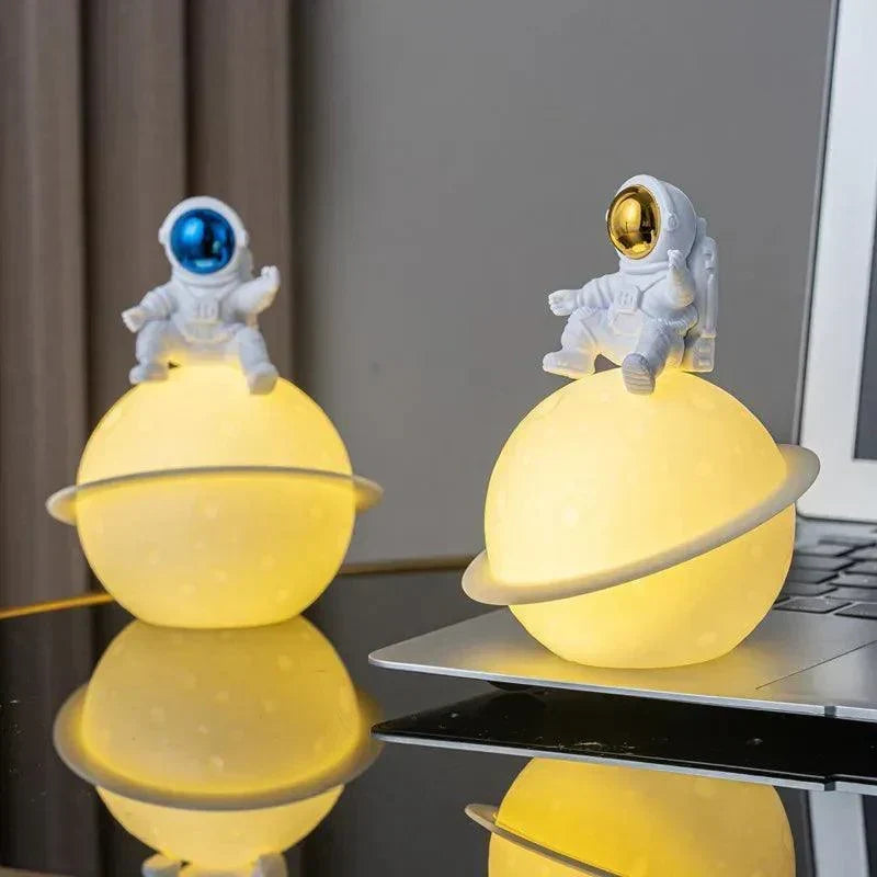 Rzeźba Astronauty AstroLume z Planetą i Nocnym Światłem | Nowoczesny Element Dekoracyjny | Przyjazny dla Środowiska PVC i ABS | 9.8 x 12.1 cm