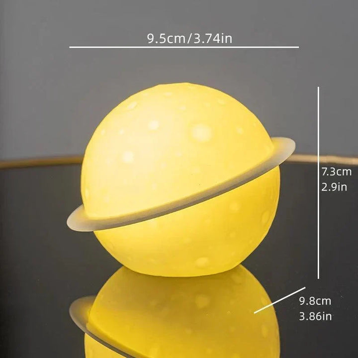Rzeźba Astronauty AstroLume z Planetą i Nocnym Światłem | Nowoczesny Element Dekoracyjny | Przyjazny dla Środowiska PVC i ABS | 9.8 x 12.1 cm