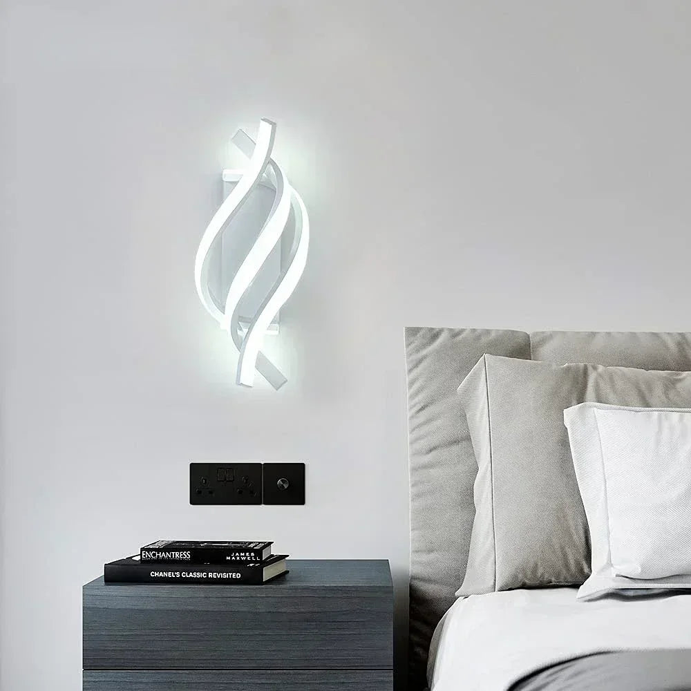 Lampa ścienna w kształcie spirali