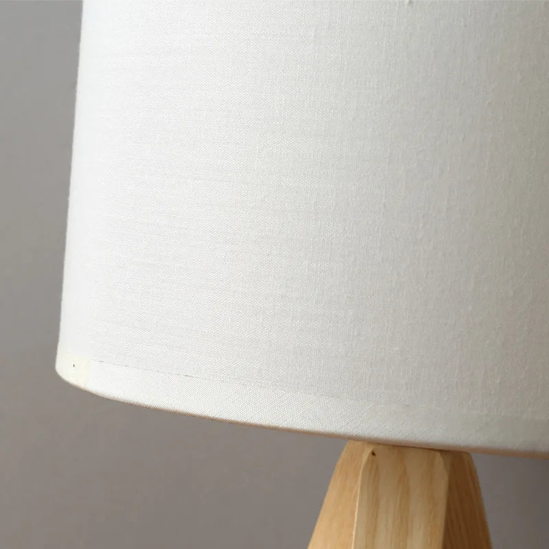 LumiHout – Nowoczesna lampa stołowa z drewna o ciepłej, naturalnej elegancji