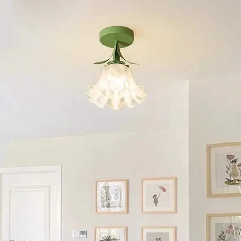 Nowoczesna lampa sufitowa o eleganckim designie