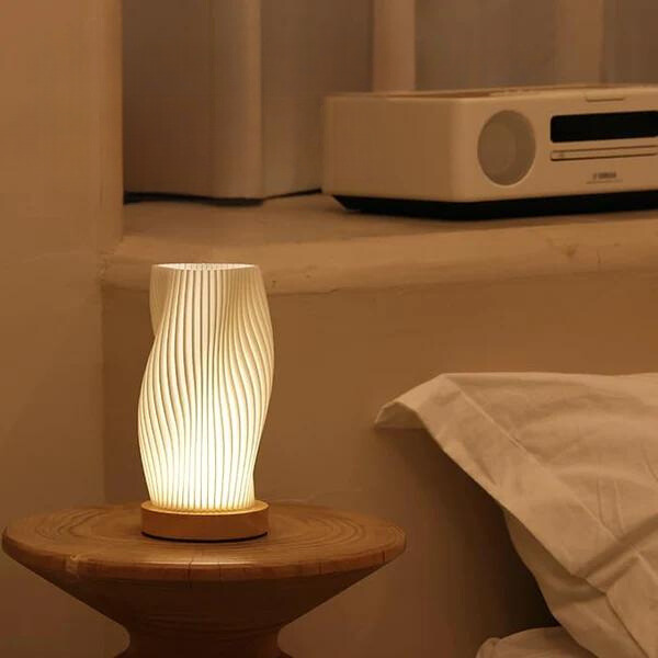 Lampa Stołowa z Eleganckim Wzorem Fali z Zasilaniem USB | WaveGlow