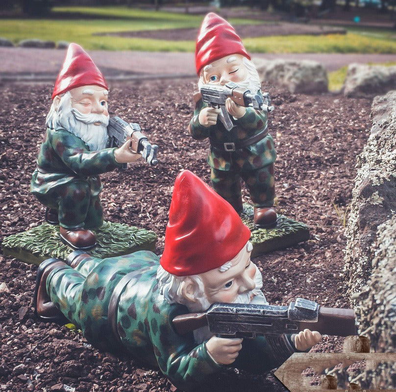 Militarny Gnom Ogrodowy w Mundurze Kamuflażowym