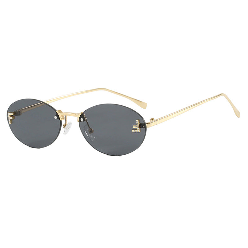 Damskie modne okulary przeciwsłoneczne z eleganckim lustrzanym frontem i delikatną metalową oprawką