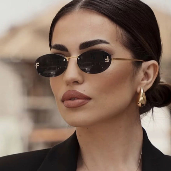 Damskie modne okulary przeciwsłoneczne z eleganckim lustrzanym frontem i delikatną metalową oprawką