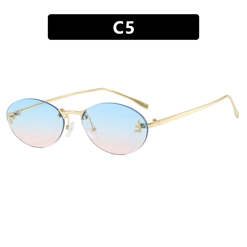 Damskie modne okulary przeciwsłoneczne z eleganckim lustrzanym frontem i delikatną metalową oprawką