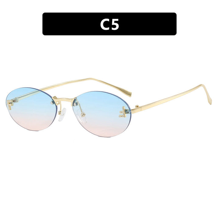 Damskie modne okulary przeciwsłoneczne z eleganckim lustrzanym frontem i delikatną metalową oprawką