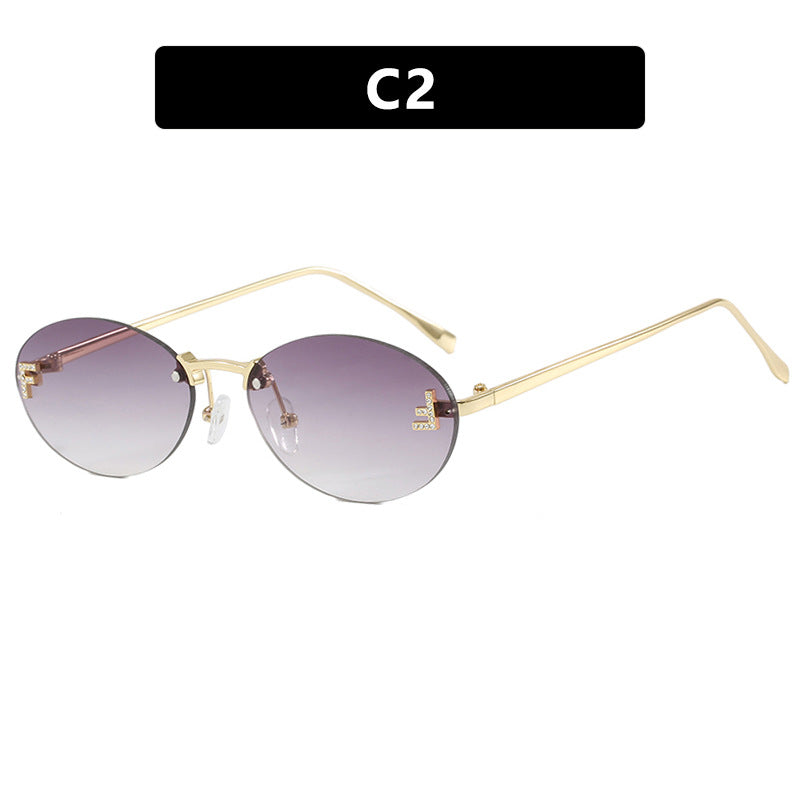 Damskie modne okulary przeciwsłoneczne z eleganckim lustrzanym frontem i delikatną metalową oprawką