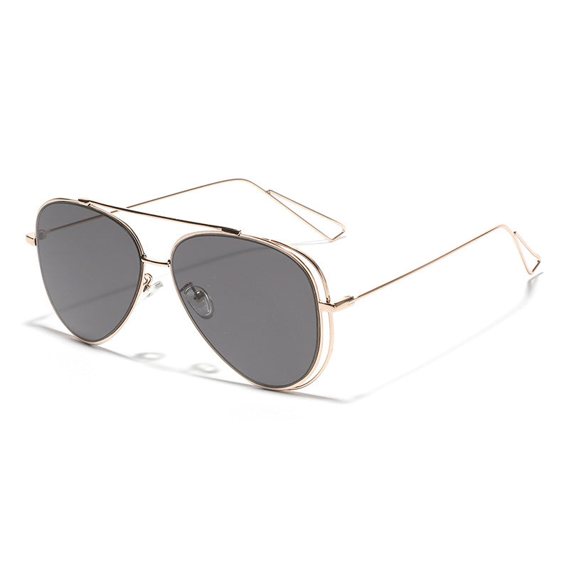 Damskie retro okulary aviator z metalową ramą w kolorze srebrnym i lustrzanymi soczewkami