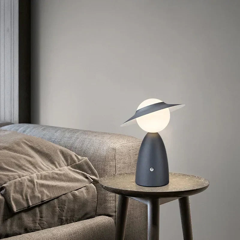 Lampa stołowa na baterie - Mężczyzna w kapeluszu