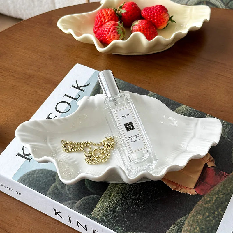 Kremowy ceramiczny talerz w kształcie muszli