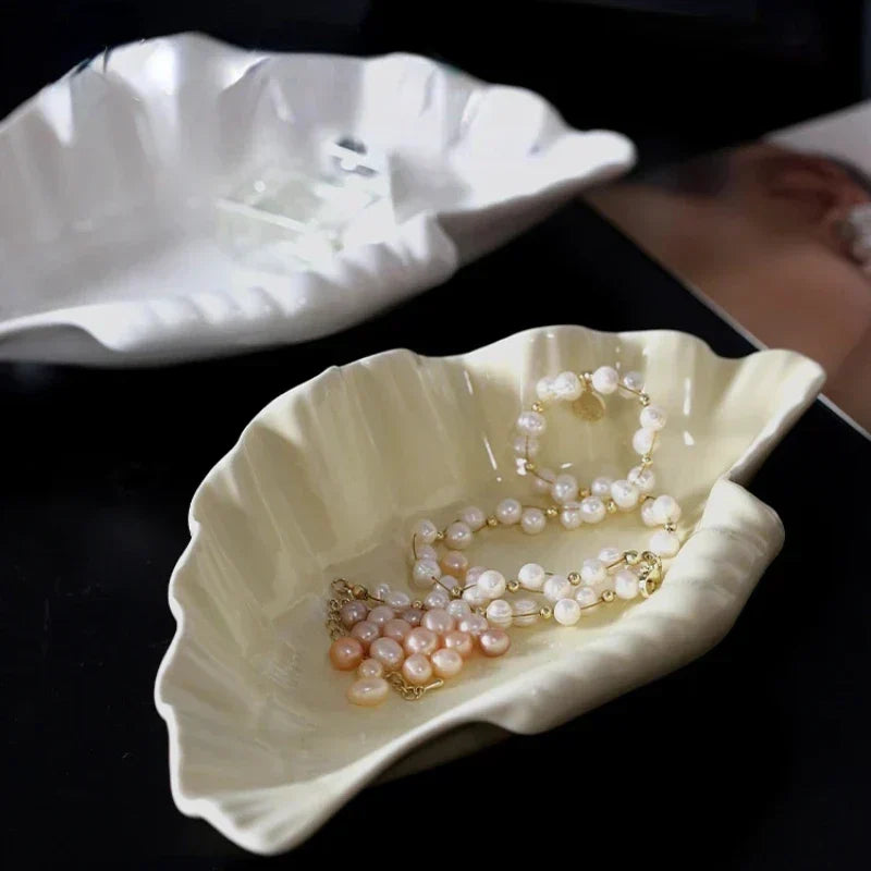 Kremowy ceramiczny talerz w kształcie muszli