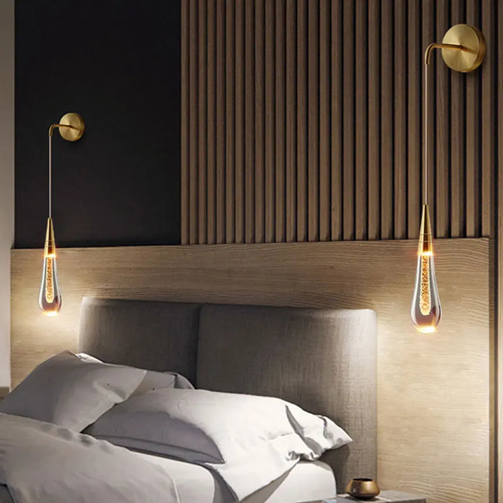 Elegancka Lampa Ścienna z Błyszczącymi Kryształowymi Kroplami