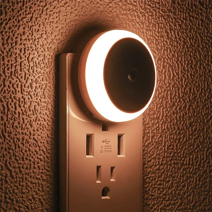 NOXORA LED lampka nocna | Czujnik zmierzchu i automatyczne przyciemnianie | Lampka wtyczkowa | Ciepła biała