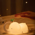LumiDum LED Nocna Lampa | Miękki Silikon | 3 Poziomy Jasności | Przenośna i Ładowalna | 17,7 × 9,1 cm
