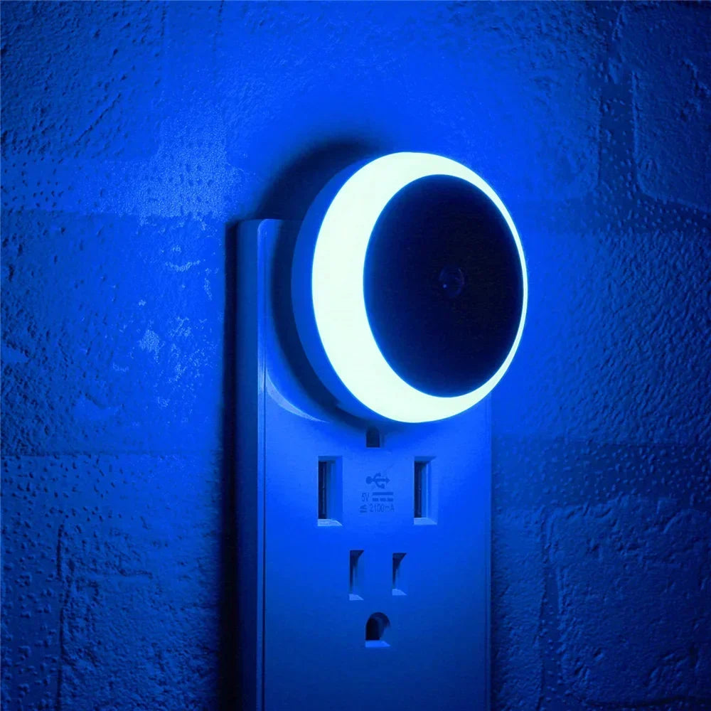 NOXORA LED lampka nocna | Czujnik zmierzchu i automatyczne przyciemnianie | Lampka wtyczkowa | Ciepła biała