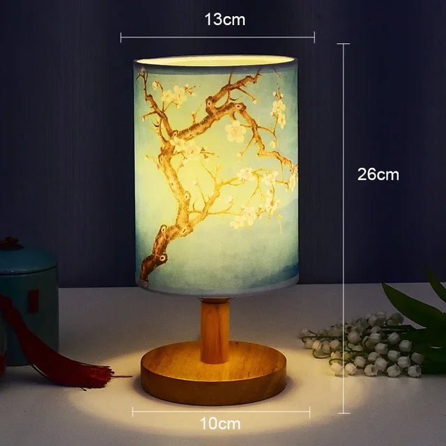 Ściemnialna lampka nocna LED z materiałowym kloszem w wzór kwitnącej śliwy – Idealna lampka nocna do sypialni