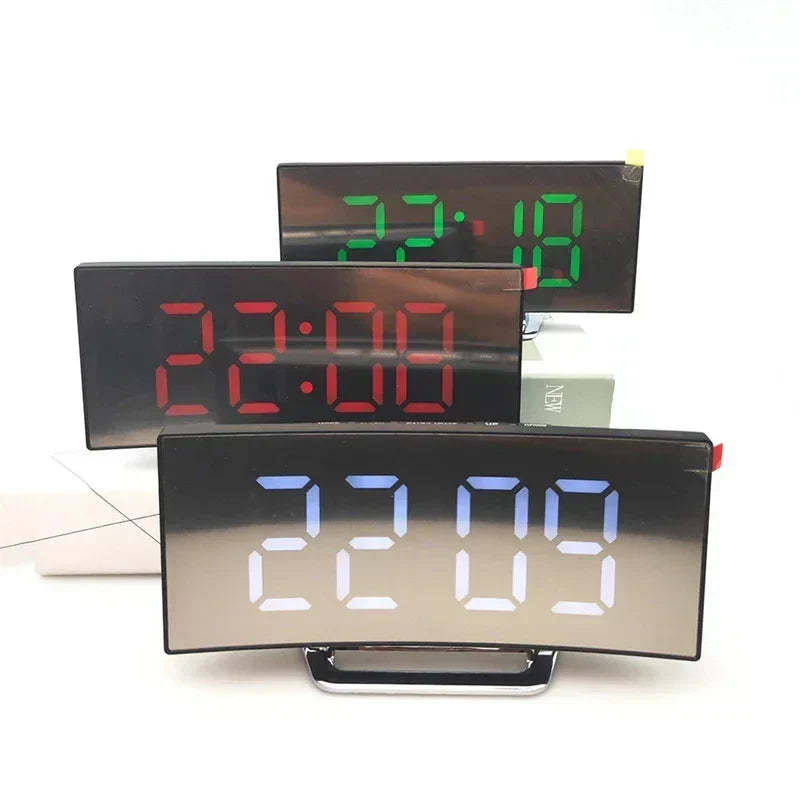 Zegar cyfrowy z zakrzywionym ekranem LED z ładowaniem USB