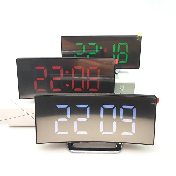 Zegar cyfrowy z zakrzywionym ekranem LED z ładowaniem USB