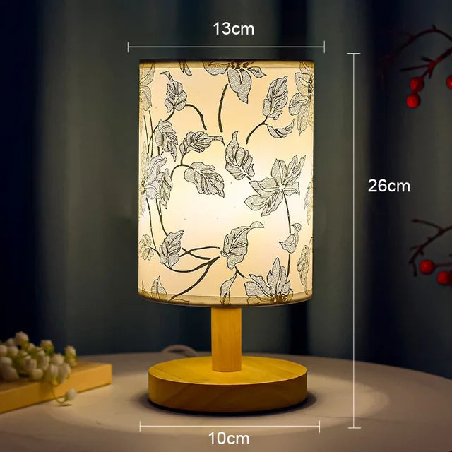 Ściemnialna lampka nocna LED z materiałowym kloszem w wzór kwitnącej śliwy – Idealna lampka nocna do sypialni