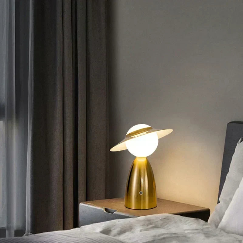 Lampa stołowa na baterie - Mężczyzna w kapeluszu