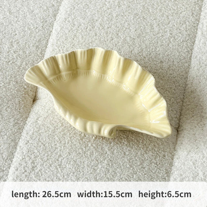 Kremowy ceramiczny talerz w kształcie muszli