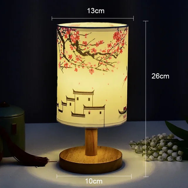 Ściemnialna lampka nocna LED z materiałowym kloszem w wzór kwitnącej śliwy – Idealna lampka nocna do sypialni