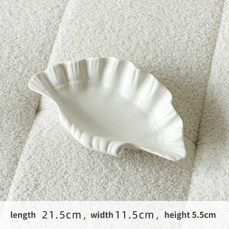 Kremowy ceramiczny talerz w kształcie muszli