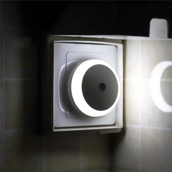 NOXORA LED lampka nocna | Czujnik zmierzchu i automatyczne przyciemnianie | Lampka wtyczkowa | Ciepła biała