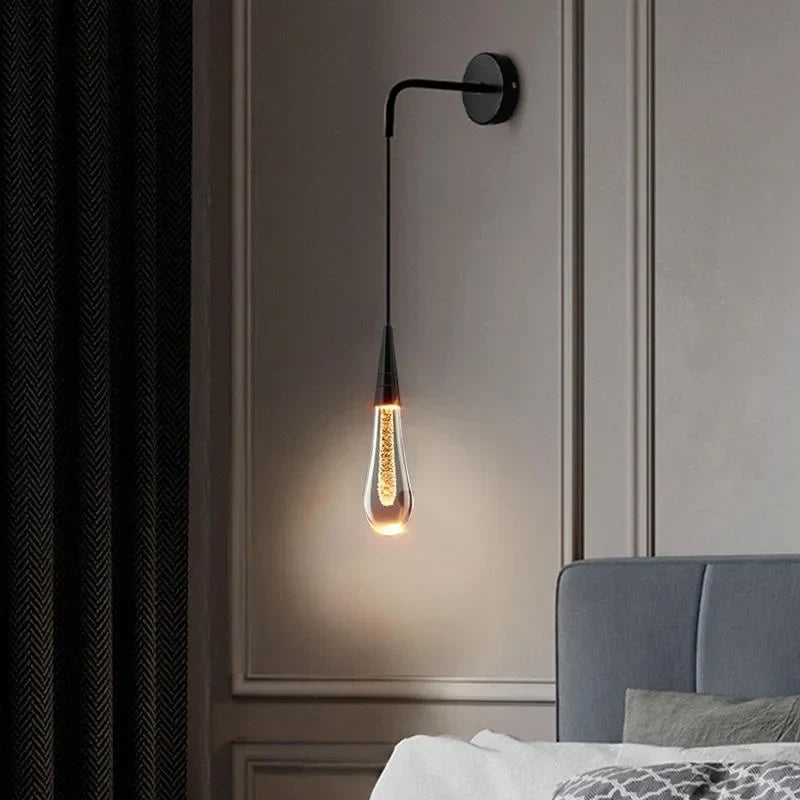 Elegancka Lampa Ścienna z Błyszczącymi Kryształowymi Kroplami