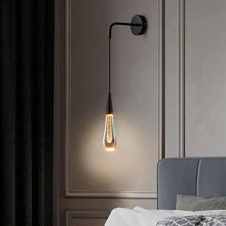 Elegancka Lampa Ścienna z Błyszczącymi Kryształowymi Kroplami