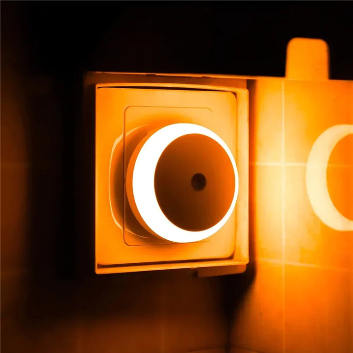 NOXORA LED lampka nocna | Czujnik zmierzchu i automatyczne przyciemnianie | Lampka wtyczkowa | Ciepła biała