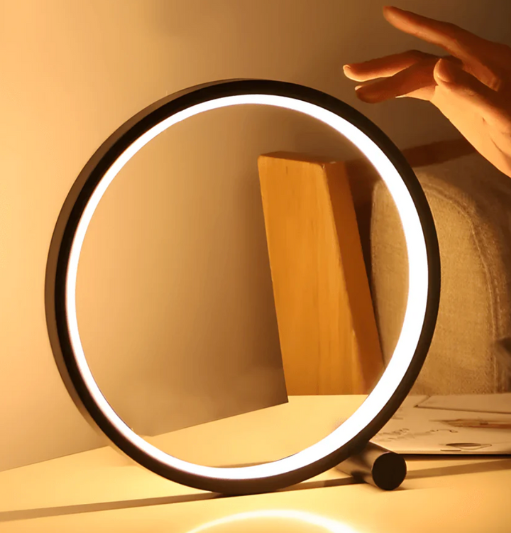 Minimalistyczna lampa stołowa z funkcją dotykową i ściemnianiem