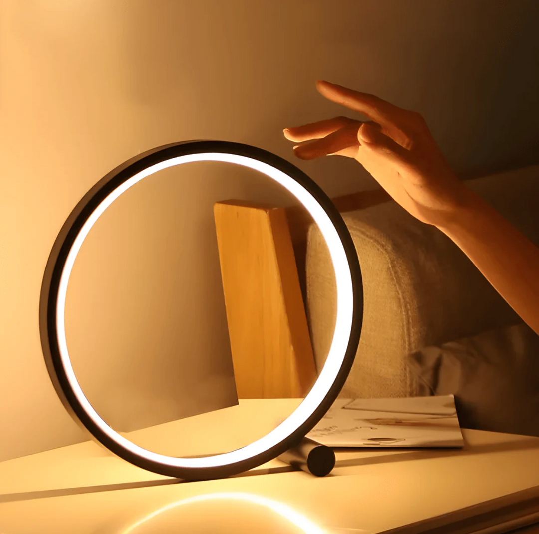 Minimalistyczna lampa stołowa z funkcją dotykową i ściemnianiem