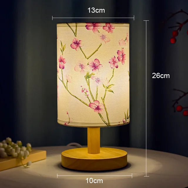 Ściemnialna lampka nocna LED z materiałowym kloszem w wzór kwitnącej śliwy – Idealna lampka nocna do sypialni