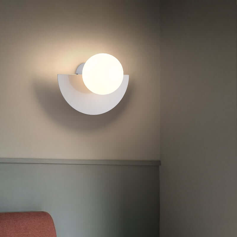 Lampa Ścienna Metalowa w Kształcie Półksiężyca. Dostępna w 2 różnych rozmiarach i różnych kolorach.
