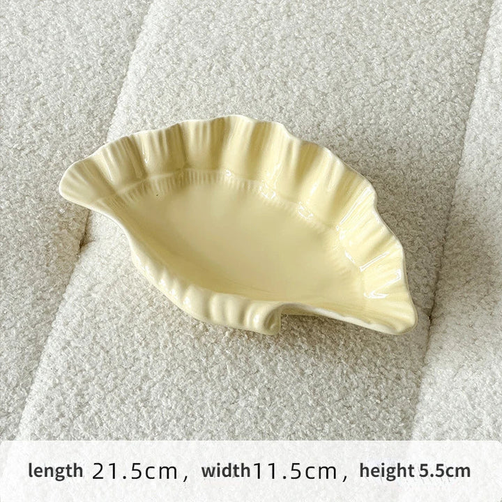 Kremowy ceramiczny talerz w kształcie muszli